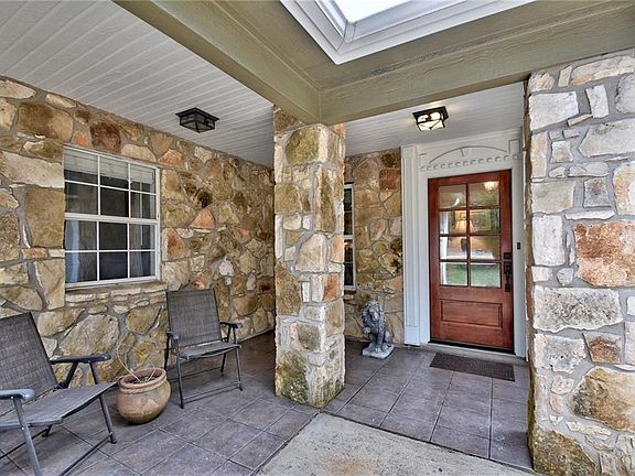 3rd image of 15 Country Place Dr