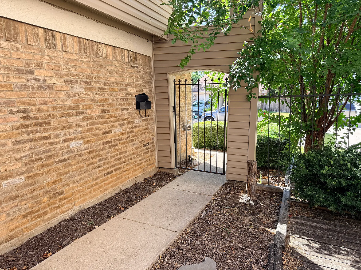 3 bed, 2.5 bath, 1581 sqft, $2,450 — Photo 2