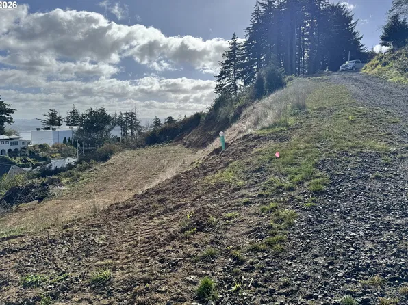 Maine Ave, North Bend, OR 97459