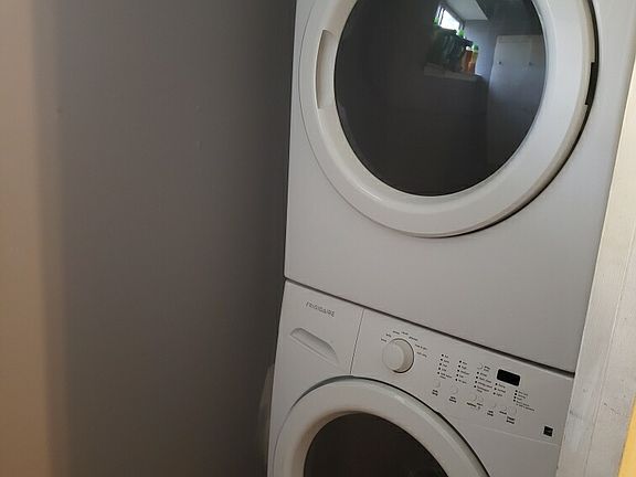 3rd image of 7 Essex Ct