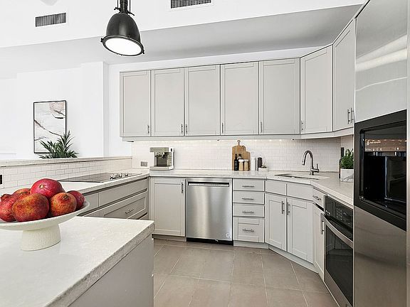 4th image of 11 E 22nd St Fl 7