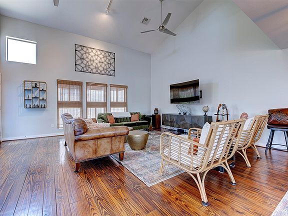 5th image of 3050 Commerce St