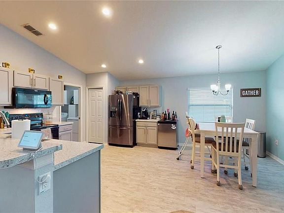 4th image of 333 Saint Georges Cir