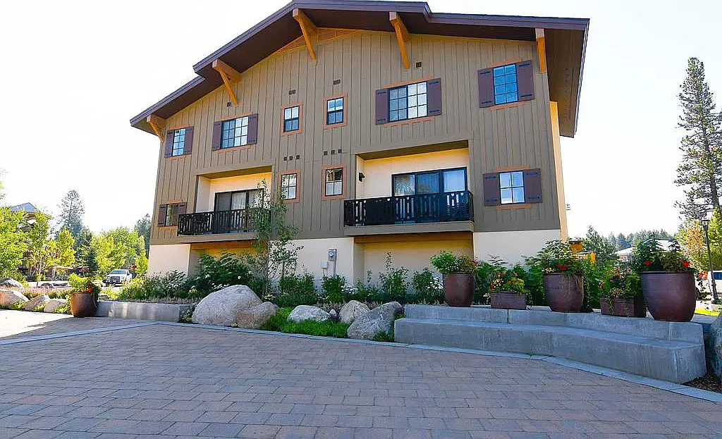 3 bed, 2.5 bath, 1706 sqft, $3,000 — Photo 1