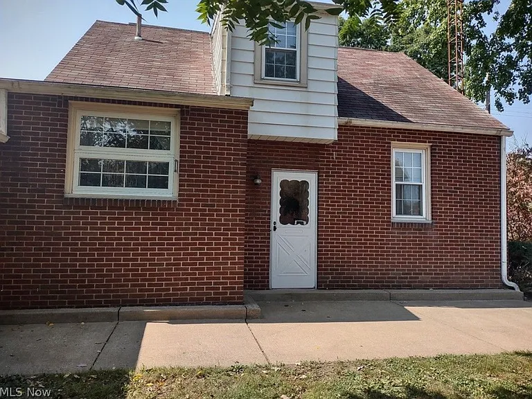 2520 Daleford Ave NE — Photo 2