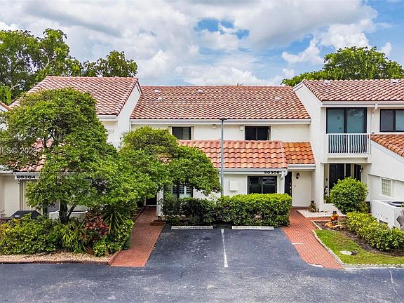 4th image of 20306 NE 34th Ct #39