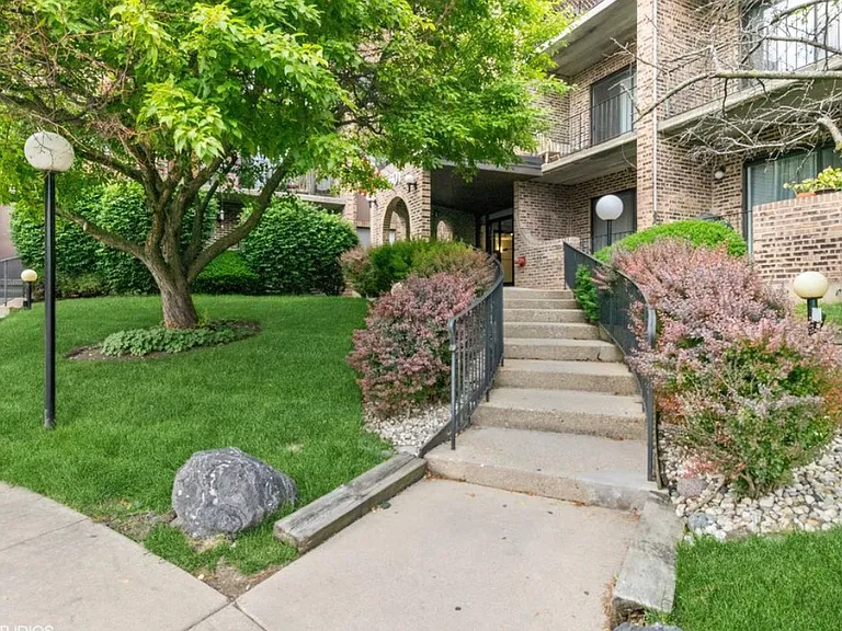 601 W Huntington Commons Rd #305 — Photo 1