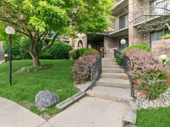 601 W Huntington Commons Rd APT 305, Mount Prospect, IL 60056