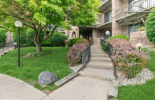 601 W Huntington Commons Rd #305 Photo 1