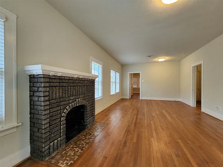747 E 18th St — Photo 3