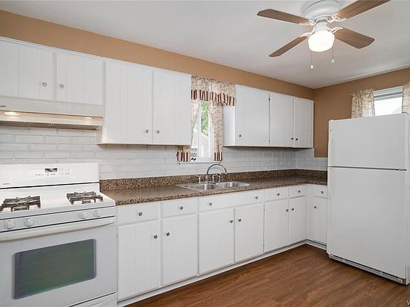 4th image of 223 E Grand Blvd