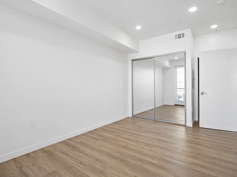 14541 Gilmore St Apartments — Photo 44