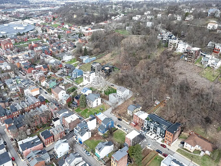 240 E Jefferson St — Photo 48