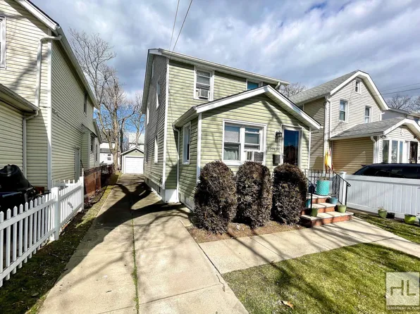 19435 114th Dr, Saint Albans, NY 11412