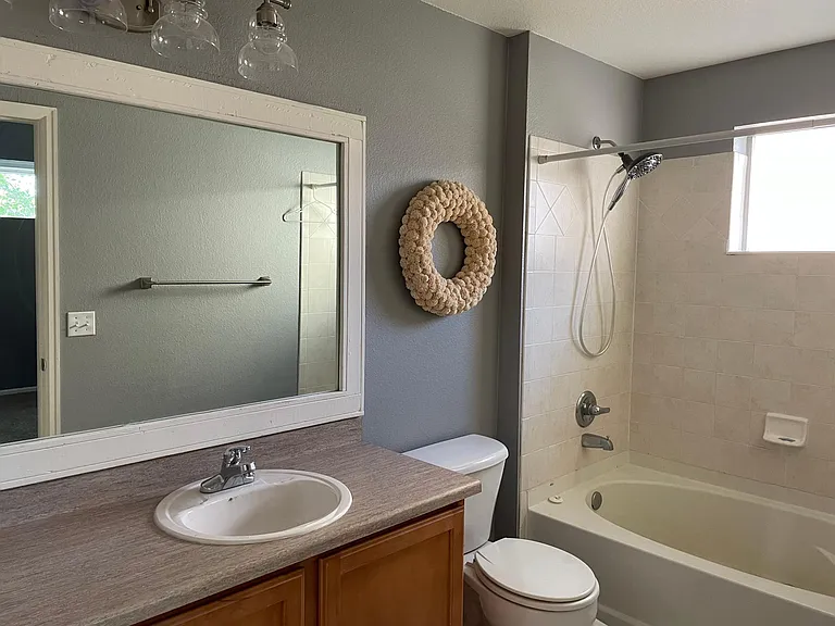 Master full bath en-suite.