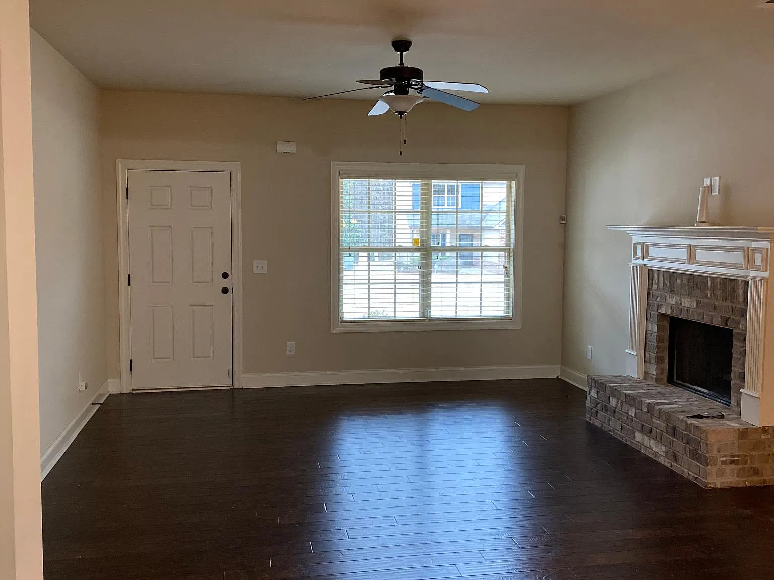 4 bed, 2059 sqft, $2,325 — Photo 2