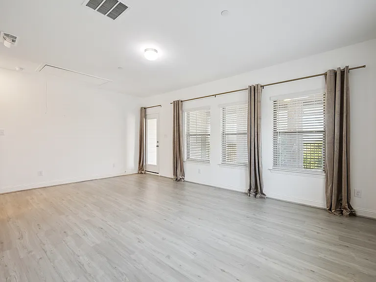 4261 Shavano Dr — Photo 15