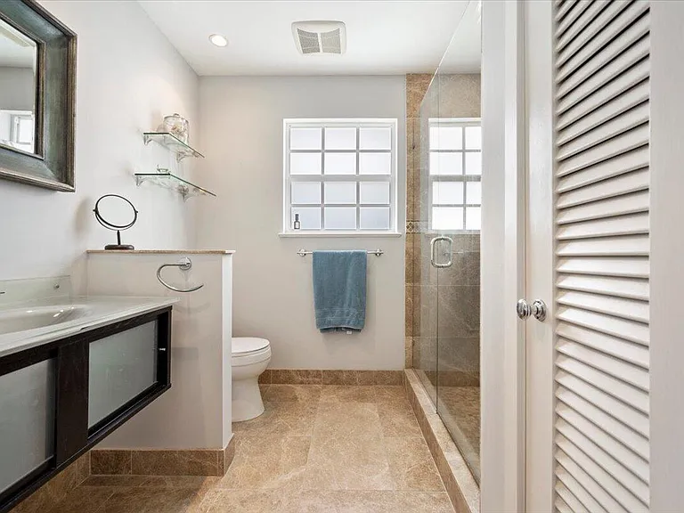 2201 N Lakeside Dr — Photo 13