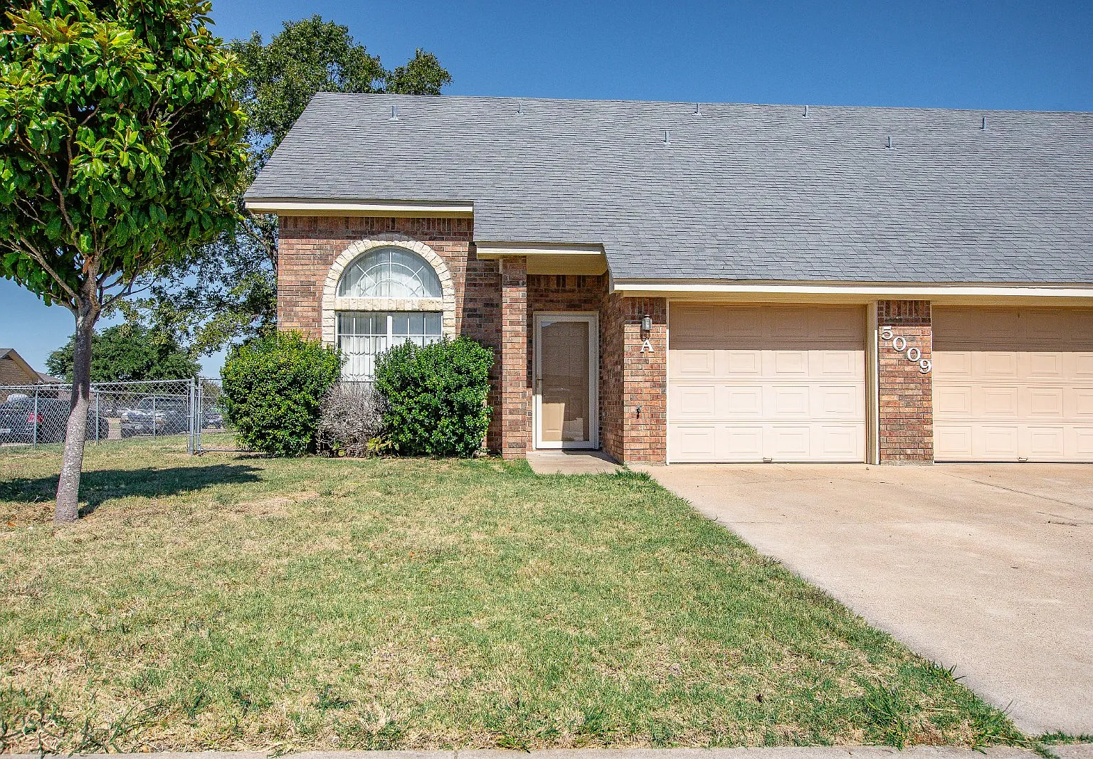 2 bed, 2.5 bath, 1084 sqft, $1,050 — Photo 1