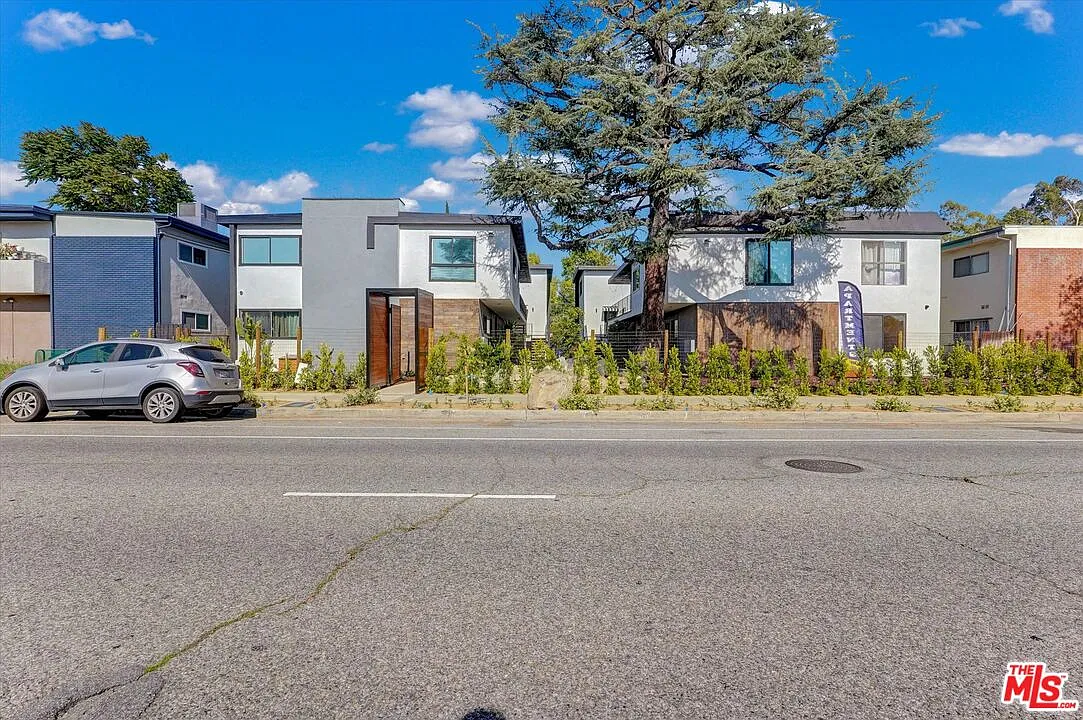 2 bed, 1.0 bath, 781 sqft, $2,700 — Photo 1