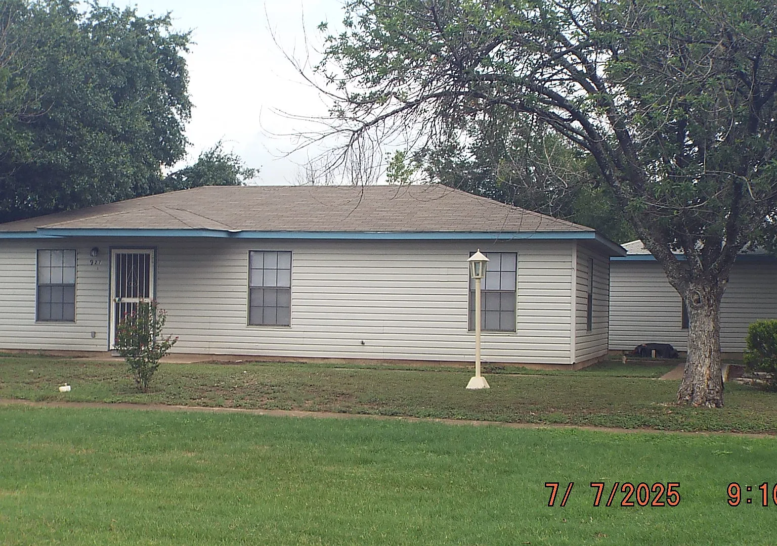 2 bed, 900 sqft, $1,050 — Photo 1