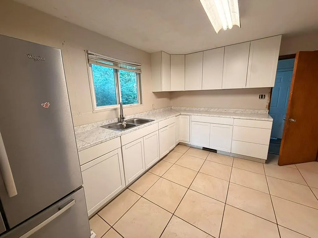 2209 Chicago Ave — Photo 2