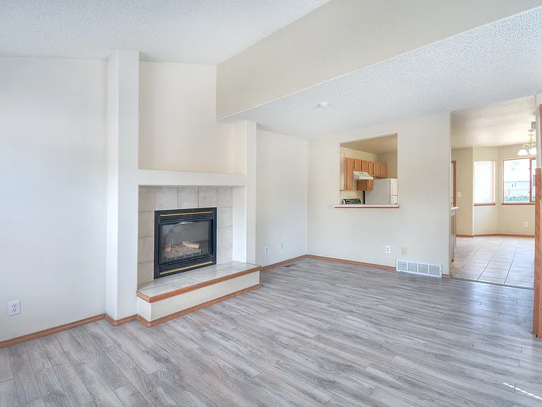 2540 Lyncrest Dr — Photo 2