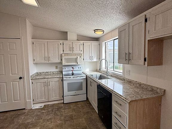 4th image of 2381 E Butler Ave