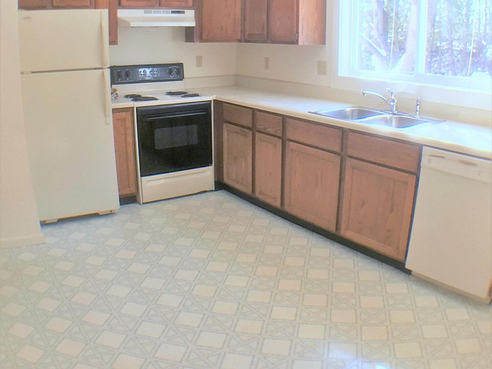 2nd image of 9 Executive Dr APT 14