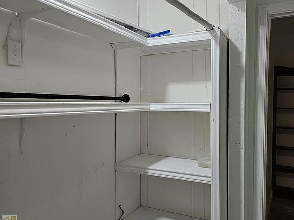 4th image of 94 Laura Ln
