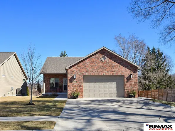 150 S 92nd St, Lincoln, NE 68528