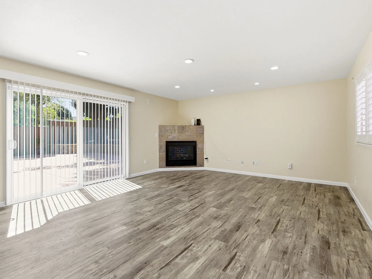 5 bed, 2708 sqft, $5,300 — Photo 3