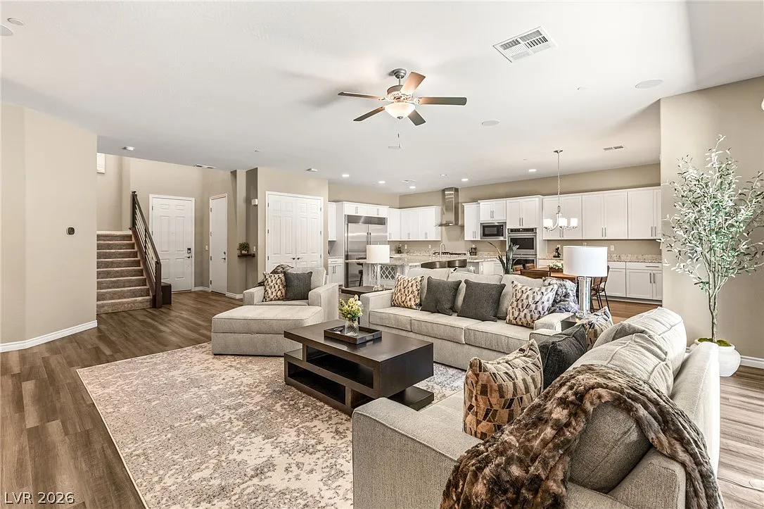5 bed, 4.5 bath, 4282 sqft, $9,600 — Photo 4
