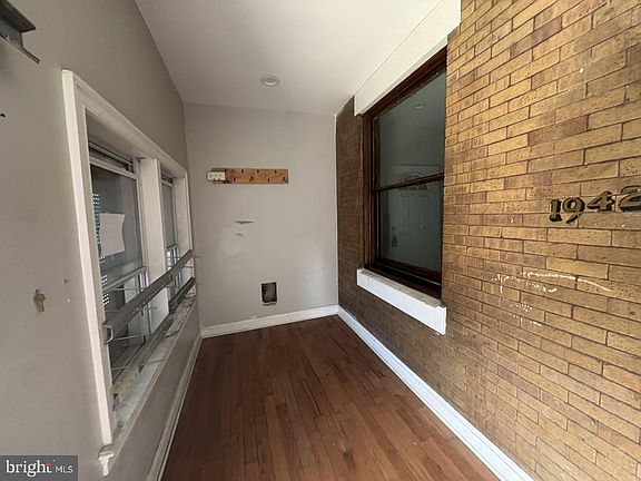 3rd image of 1942 Ruan St