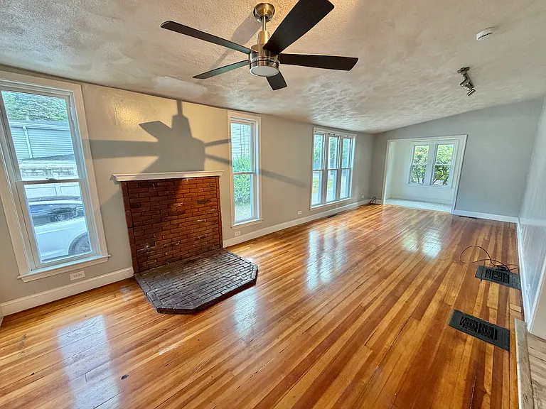 40 Central St — Photo 4