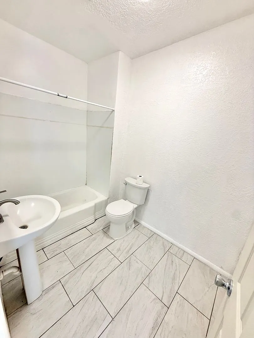 211 Texas St NE — Photo 3