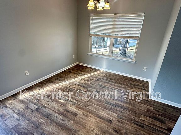 4th image of 1050 Rosemont Ave