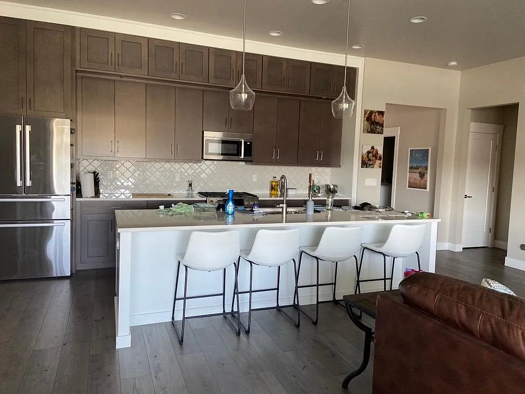 3 bed, 2026 sqft, $2,950 — Photo 4