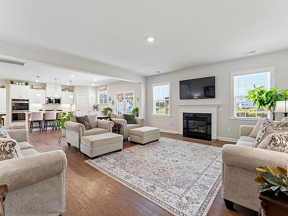 5th image of 208 Isleview Pl