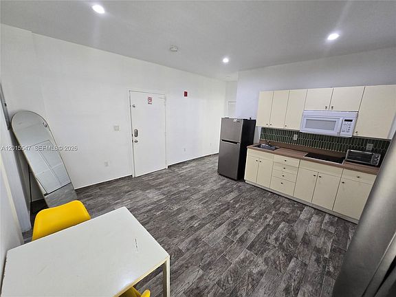2nd image of 1345 Pennsylvania Ave #B5