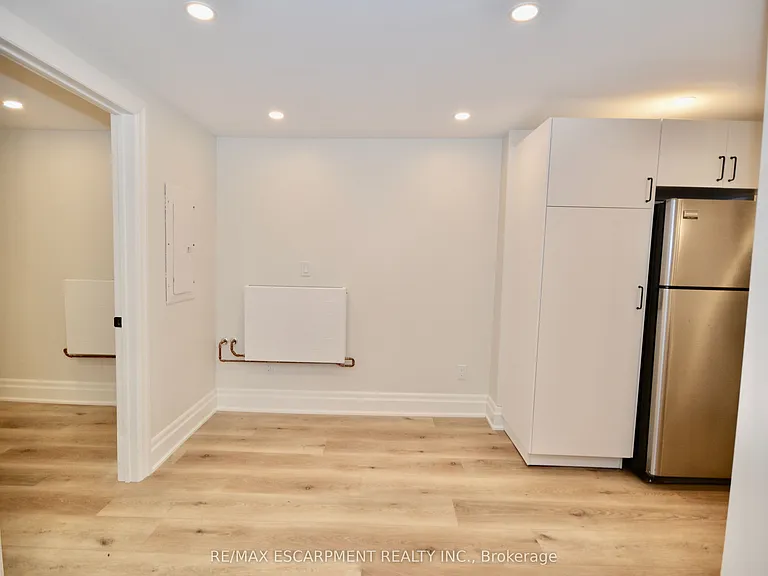17 Inverness Ave W #LOWER — Photo 8