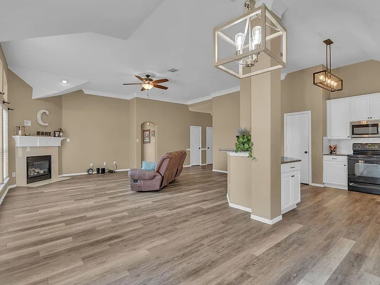 3917 Miramar Dr — Photo 11