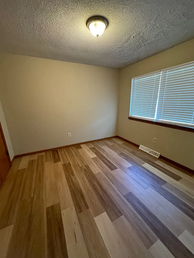Spacious 3 Bedroom Split-Level Duplex — Photo 3