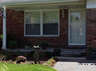 1999 Teaneck Cir, Wixom, MI 48393