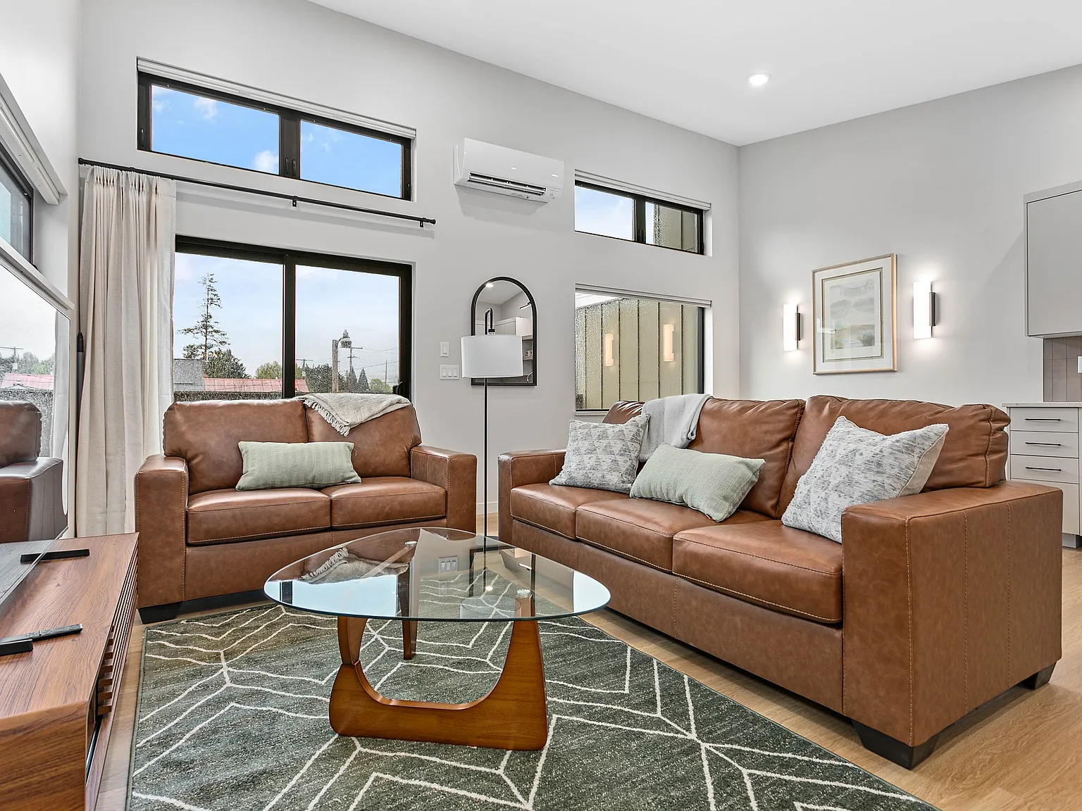 3 bed, 1000 sqft, $4,000 — Photo 1
