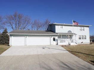 819 Crestview Dr, Webster City, IA 50595