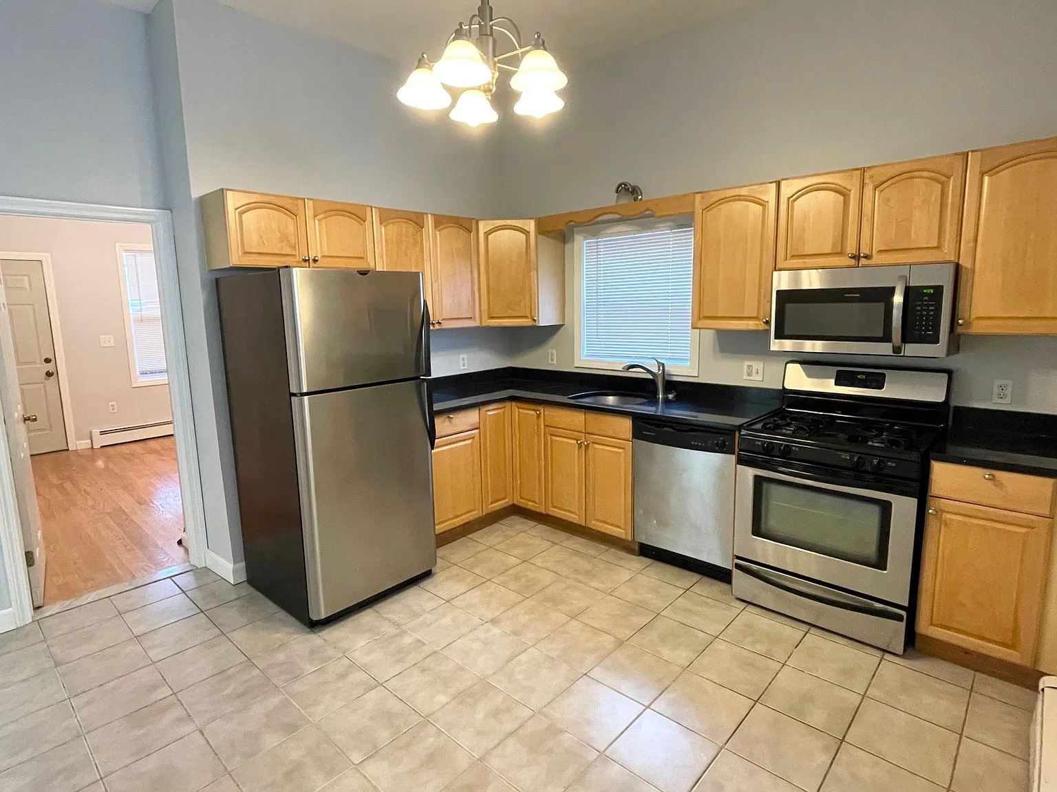 2 bed, 800 sqft, $2,500 — Photo 2