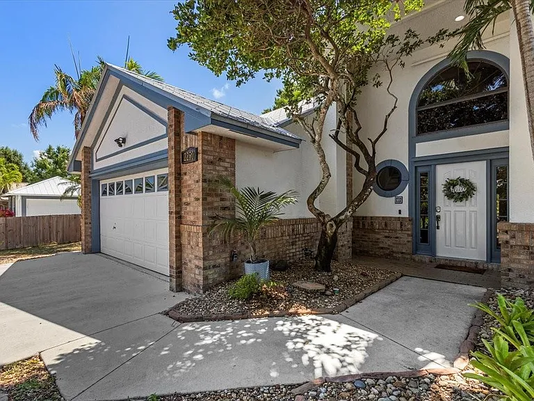 2250 SE Country Club Ln — Photo 2