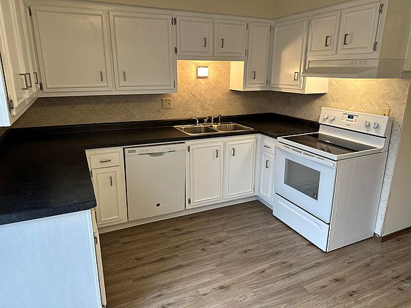 2nd image of 1115 N 118th St #1117
