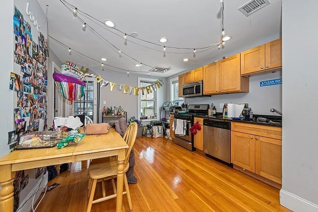 4 bed, 1000 sqft, $6,400 — Photo 2
